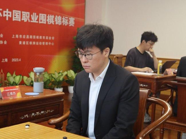 王霜与热刺女足的合约将持续到2026年，她将身披77号球衣为热刺女足一队效力。